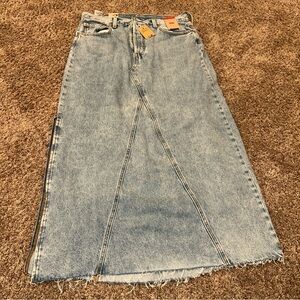Levi Strauss woman’s long maxi denim skirt Light Wash NWT Sz 32